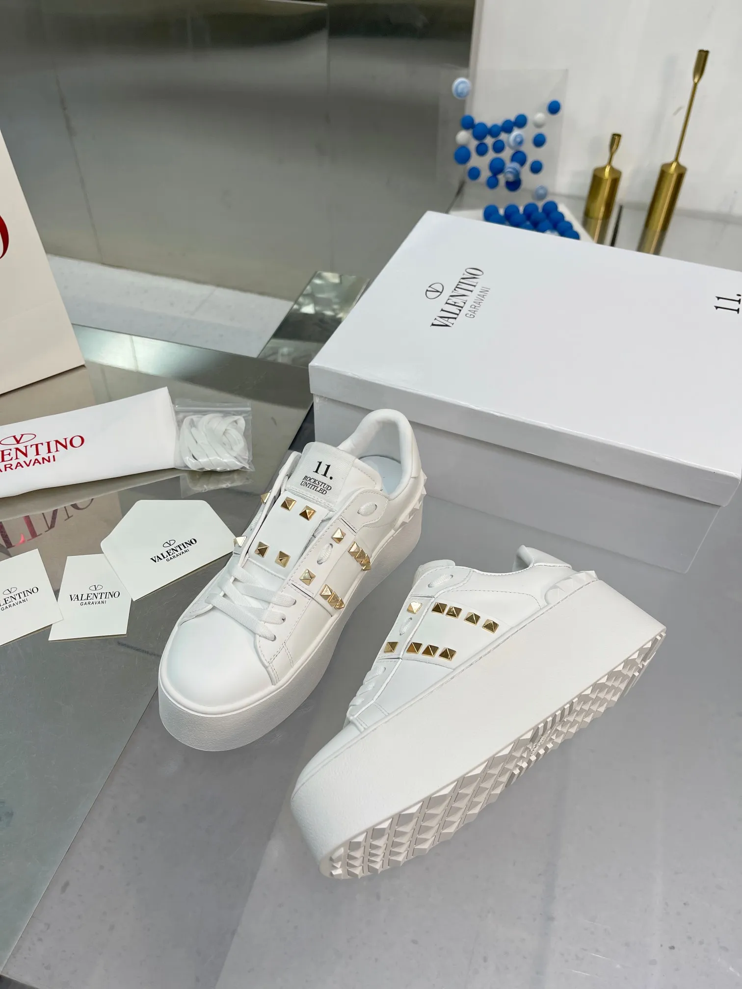 👟👟Ex-factory price 620👟👟 The latest thick-soled high version of Nujia Valentino Valentino 23ss spring and summer thick-soled rivet sports and casual shoes white shoes 2023 latest model hot-selling series hard to find after being launched in Japan super hot classic rivet series with thick sole 6cm higher purchased original development every detail is very exquisite🎁 Upper: silk cowhide splicing Lining: Cowhide lining Outsole: Original synchronized TPR outsole 6cm height increase Size: Female 35-41 (40.41 customized)